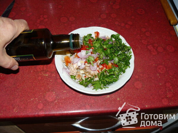 Салат с консервированным тунцом и фасолью фото к рецепту 7