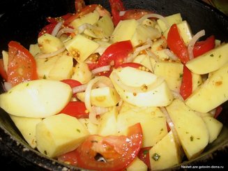 Картофель маринованный и запеченный в духовке с овощами