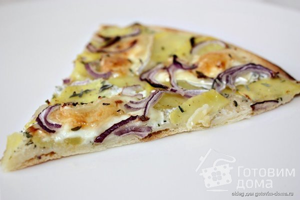 Пицца с картошкой, сыром бри и красным луком фото к рецепту 3