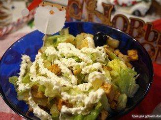 Салат из копченой куриной грудки с ананасами