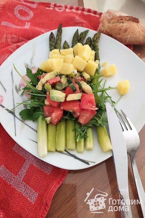 Постный обед со спаржей с картофелем и салсой из помидоров с авокадо