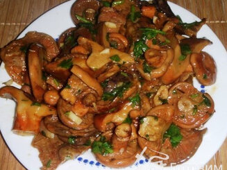 Рыжики с чесноком (Rovellones al ajillo)