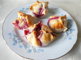 Слойки - пирожки с маскарпоне и вишней