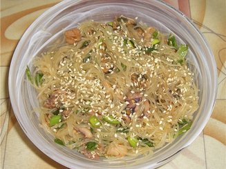 Салат с морепродуктами и "стеклянной" лапшой