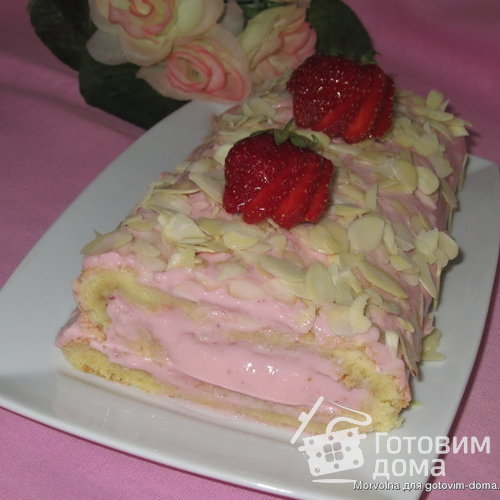 Рулет с творожно-клубничным кремом