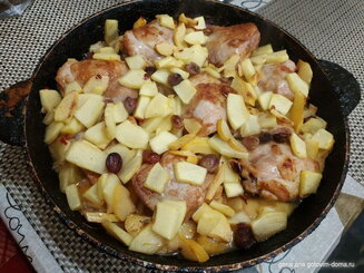 Курица с картофелем, тыквой и виноградом
