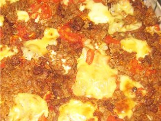 Запеканка из риса, фарша и перца под томатным соусом