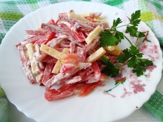Салат Колбасофф с помидорами и сыром