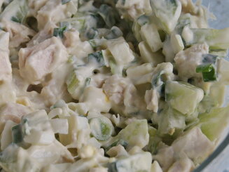 Легкий салат из курицы и свежих огурцов