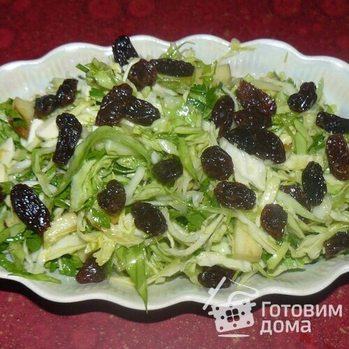 Салат с молодой капусты с соленым сыром