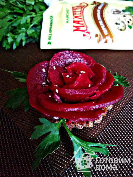 Салат из свёклы с сыром в хлебных корзинках фото к рецепту 12