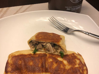 Блинчики с курицей, грибами и сыром