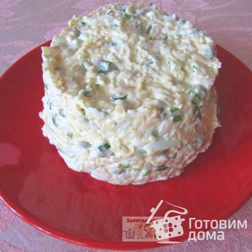 Салат с куриным филе, яйцами, сыром и зеленым горошком