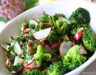 Салат с редисом, грибами и брокколи