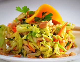 Салат с капустой, курицей и манго по-вьетнамски