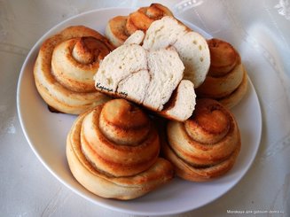 Булочки на ряженке с сахаром и корицей