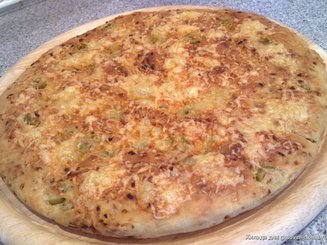 Фокачча с луком, оливками и чесноком