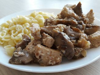 Курица в молочно-грибном соусе