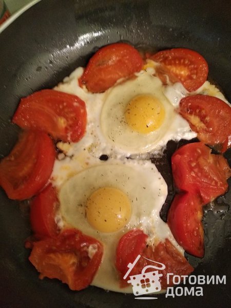 Вкусная глазунья с помидорами,чесноком и сыром фото к рецепту 2