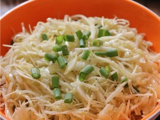 Салат из молодой капусты с жареным луком