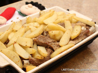 Запеченные свиные ребрышки с картофелем в рукаве