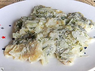 Хек с луком в сметанном соусе