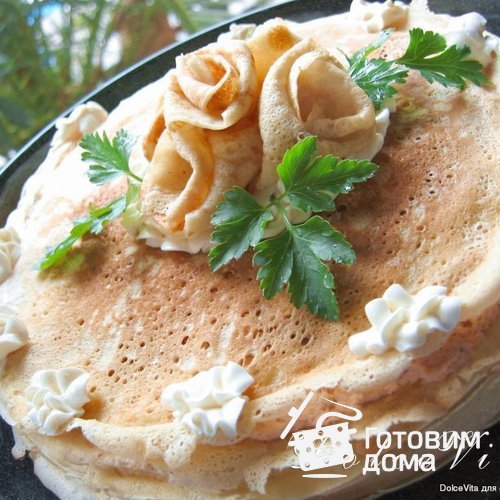 Блинный торт с муссом из лосося