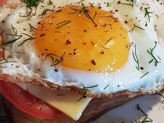 Сэндвич с сыром, помидором и яйцом