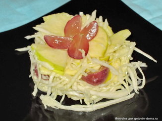 Салат из капусты,яблок и винограда
