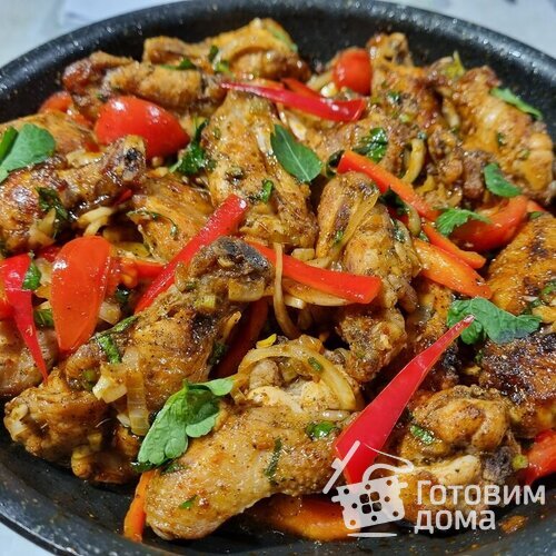 Куриные крылья с овощами
