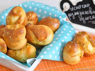 Чесночно-розмариновые булочки с беконом и сыром