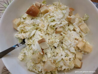Хрустящий салат из пекинской капусты с сыром и сухариками