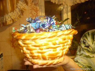 Корзинка с сахарными булочками и мармеладом