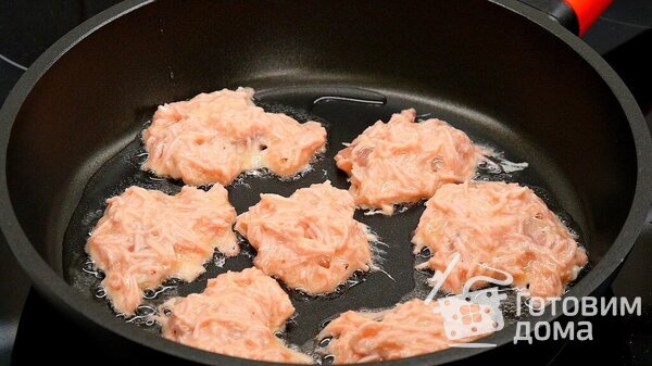 Куриное мясо в трёх видах кляра: из колбасного сыра, крабовых палочек и колбасы фото к рецепту 14