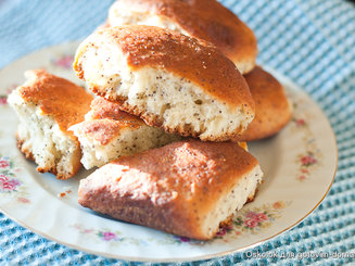 Маковые пышки с ванильным соусом и персиками
