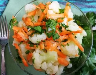 Салат из цветной капусты с морковкой