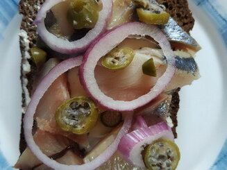 Smørrebrød - Датский бутерброд с селёдкой и каперсами