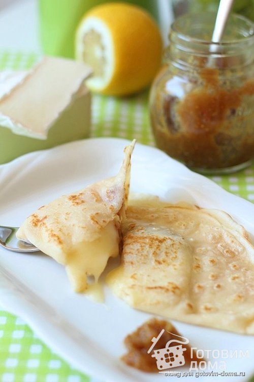 Французские блинчики с камамбером и инжирной горчицей