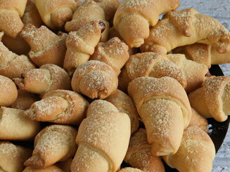 Рогалики с джемом из черной смородины