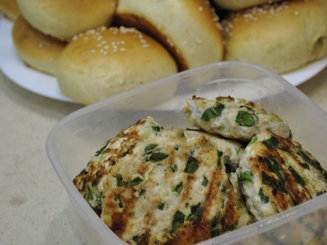 Куриный бургер с шпинатом и сыром