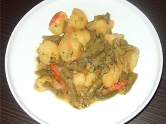 Тушеная стручковая фасоль с картофелем в томатном соусе