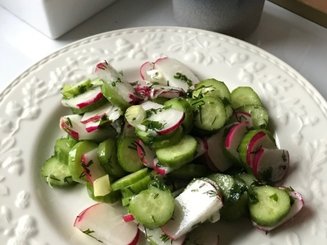 Салат из редиса с огурцами