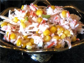 Крабовый салат с рисом и укропом