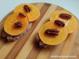 Тост с хурмой и творожным сыром.