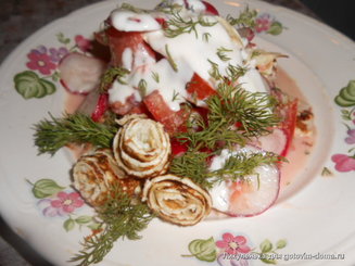 Салат с редиской, помидором и сырным омлетом