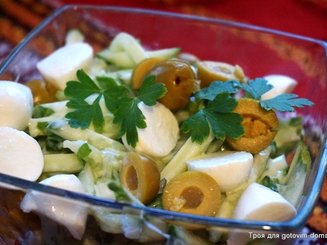 Огуречный салат с маслинами и сыром
