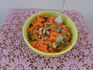 Морковный салат с семечками