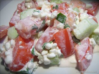 Салат с творогом, помидорами и огурцами