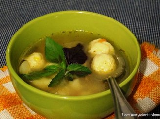 Бульон с клецками из сыра