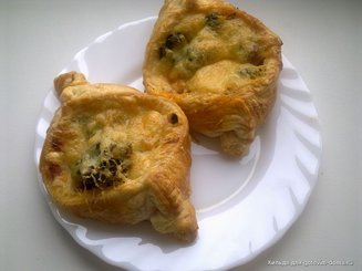 Хрустящие мини-пиццы с беконом и брокколи